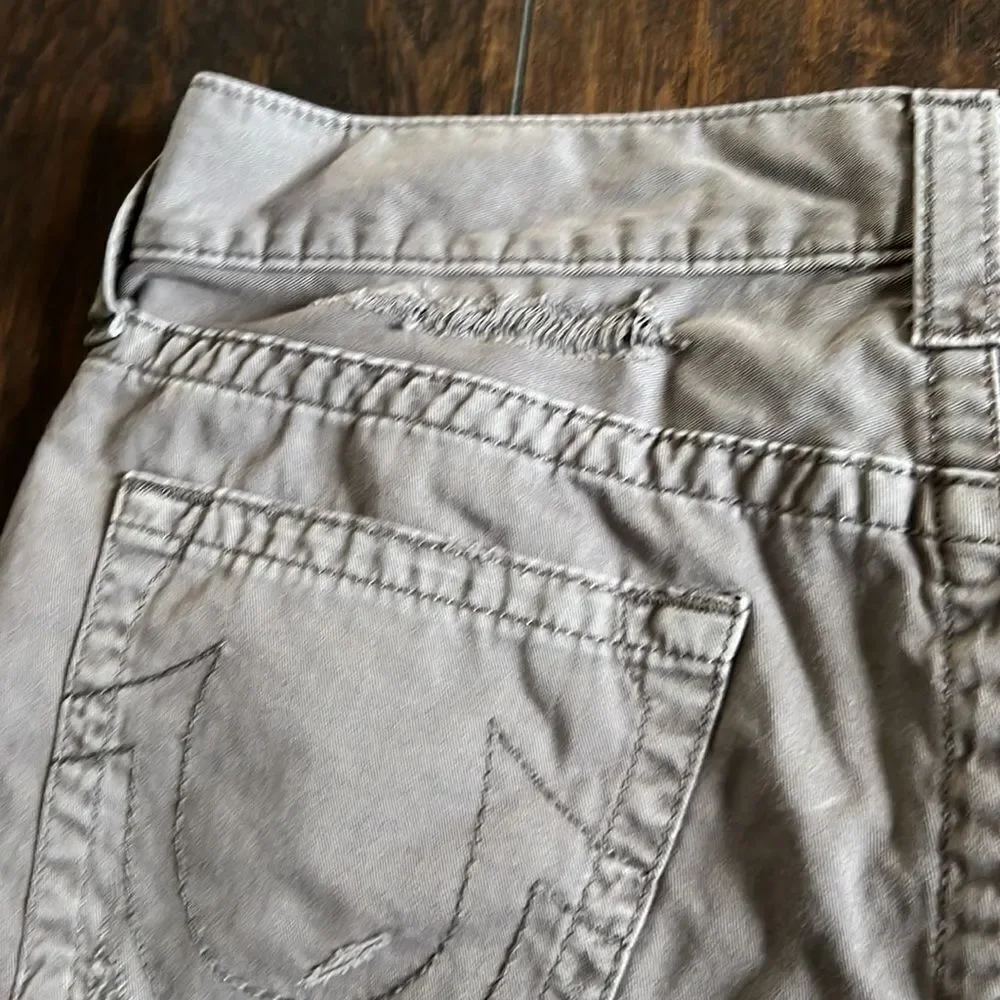 true religion Geno relaxed slim distressed pants size 33 by 32 in GUC light grey